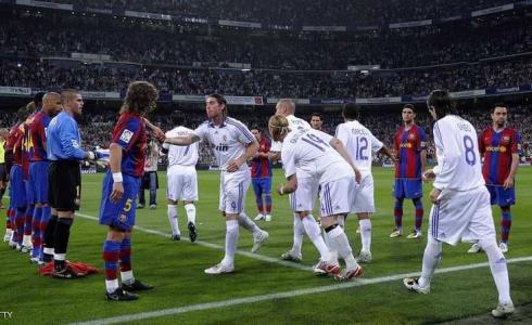 اخر وقفة شرفية للاعبي ريال مدريد وبرشلونة