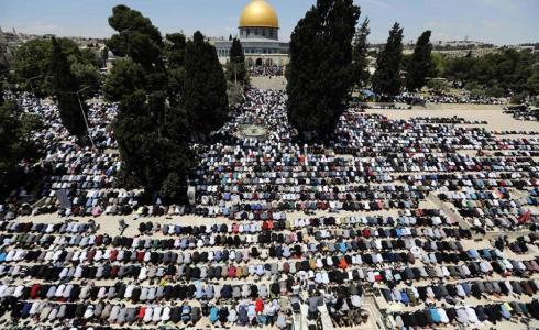 عشرات الآلاف يؤدون صلاة الجمعة الاولى من رمضان في المسجد الأقصى بمدينة القدس