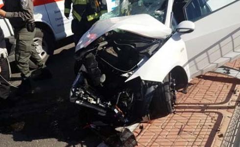 إصابتان إثر حادث بين مركبة وشاحنة في مركز البلاد