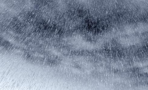 طقس الطائف الان يشهد سيولا وأمطارا غزيرة 