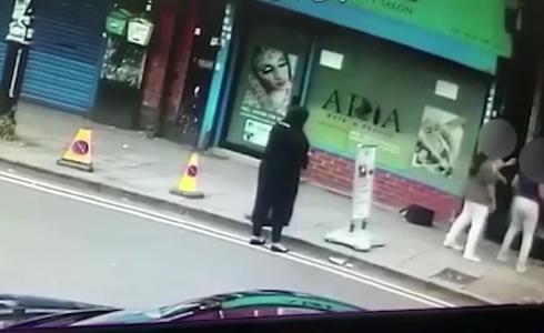 طالبة مُسلمة في إنجلترا - توضيحية