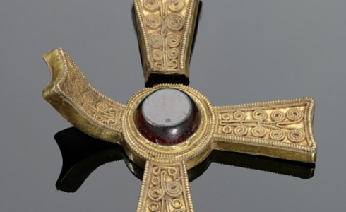 شاهد العثور على خزانة حرب تضم 6000 قطعة أثرية