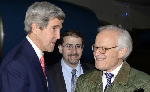 مارتين انديك بجوار جون كيري