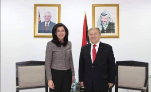 العسيلي لدى تسلّمه مهامه وزيرًا للاقتصاد الوطني