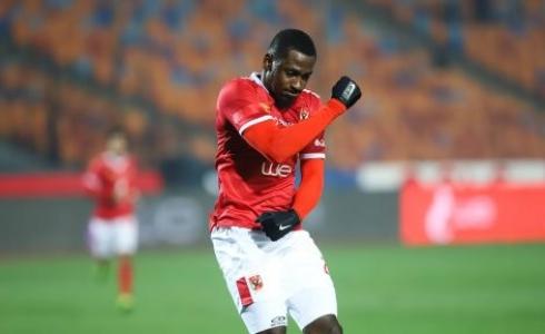 الأهلي المصري يغرم أحد لاعبيه نتيجة ظهوره على التلفزيون