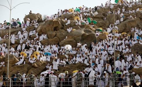 حجاج بيت الله الحرام يصعدون لعرفات