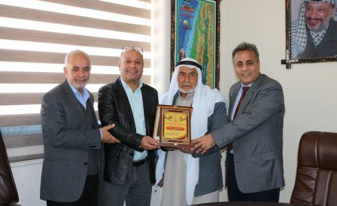 أبو هولي يستقبل وفد مجلس عشيرة بن سعيد في مكتبه بغزة