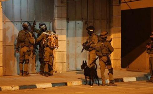 قوات الاحتلال تعتقل فلسطينيا بالضفة الغربية