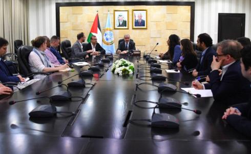 محمد اشتية يلتقي بكتاب أمريكيين