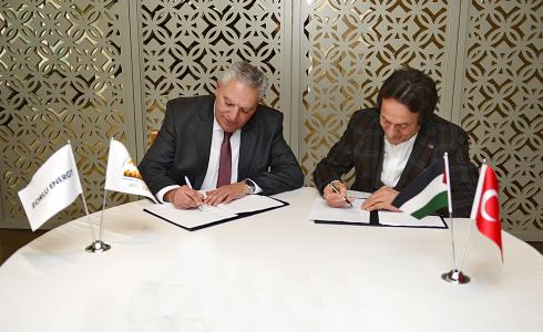 توقيع اتفاق بين كهرباء القدس ومجموعة زورولو التركية لبناء محطة انتاج طاقة شمسية