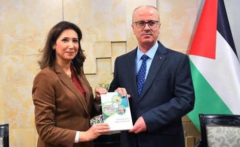 الحمد الله يتسلم تقرير كتاب فلسطين الاحصائي السنوي لعام 2018