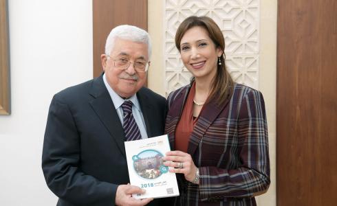 الرئيس عباس يتسلم كتاب القدس الاحصائي السنوي لعام 2018