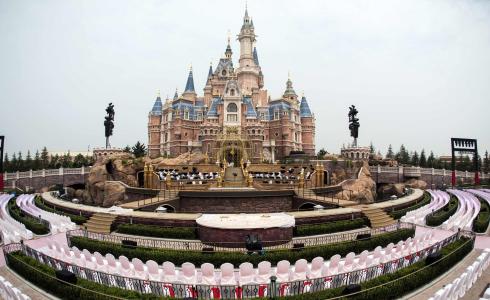 إعادة افتتاح أول متنزه ديزني لاند في العالم منذ تفشي كورونا