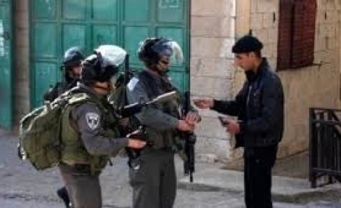 الاحتلال يسلم مواطناً أخطار _ أرشيف 