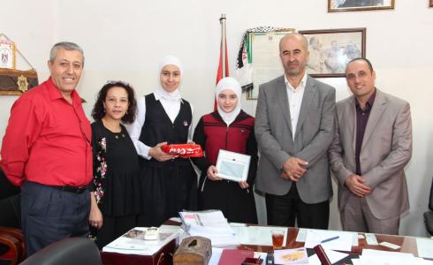 المشروبات الوطنية تقدم جهازي "تابلت" للطالبات المتفوقات بمسابقة "الطالب المبرمج"