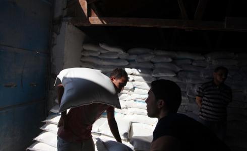 لاجئي فلسطيني يتسلم معونة غذائية في غزة