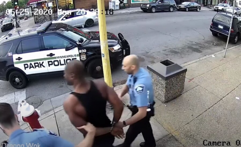  لحظة اعتقال جورج فلوريد قبل مقتله على يد الشرطة