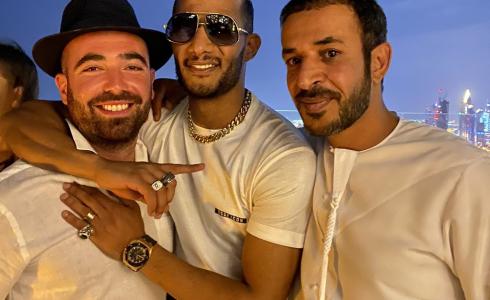 محمد رمضان يعلق على صورته مع مطرب إسرائيلي في دبي