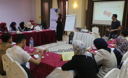 فلسطينيات تنهي تدريب المناظرات للموسم السادس