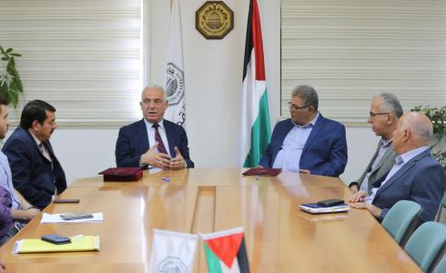 جامعة القدس وشركة المصنوعات الورقية توقعان اتفاقية منح دراسية لطلبة الجامعة