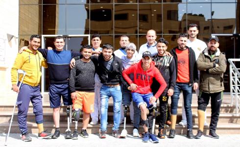 أشخاص من ذوي الاعاقة في مستشفى حمد بغزة
