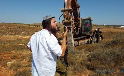 مستوطنون يجرفون أراضٍ زراعية لمواطنين فلسطينيين.jpg