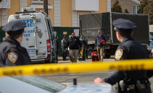 "كمامة" تتسبب في حادثي طعن وقتل في أمريكا