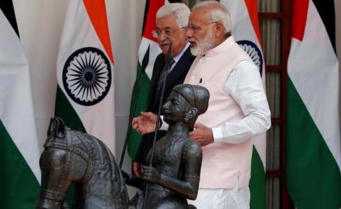 رئيس الوزراء الهندي برفقة رئيس فلسطين -  إرشيفية