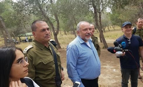 وزير الأمن الإسرائيلي أفيغدور ليبرمان يجري جولة على حدود غزة