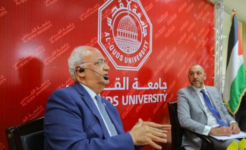 صائب عريقات خلال ندوة سياسية بجامعة القدس