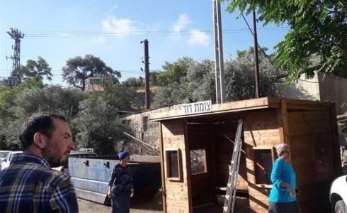 مستوطنون ينصبون محطة انتظار في الخليل