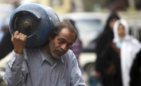 مواطن يحمل اسطوانة غاز طهي في غزة -ارشيف-