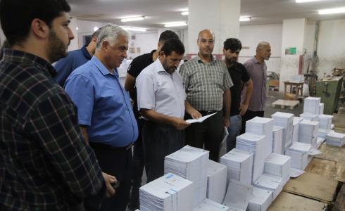 زياد ثابت خلال جولة تفقدية لطباعة الكتب المدرسية