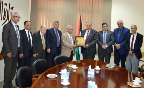 أبو مويس يبحث مع وفدين تعزيز التعاون لخدمة التعليم العالي