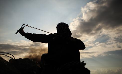 شاب فلسطيني خلال مواجهات مع الاحتلال على حدود غزة اليوم (وفا)