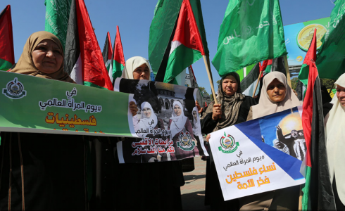 3.الحركة النسائية لحماس تنظم وقفة بعنوان "فلسطينيات ضد قرار ترامب"