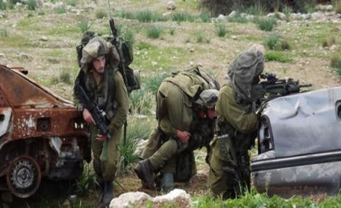 يجري تدريبات عسكرية في منطقة الخضيرة