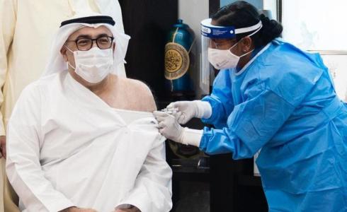 وزير الصحة ووقاية المجتمع الإماراتي عبد الرحمن بن محمد العويس يتلقى لقاح كورونا