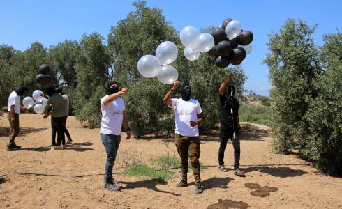شبان يستعدون لإطلاق البالونات الحارقة تجاه المستوطنات الإسرائيلية