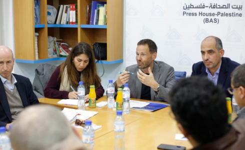 ممثل الاتحاد الأوروبي في فلسطين توماس نكلاسن خلال زيارته بيت الصحافة في غزة