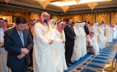 الملك سلمان يؤدي صلاة عيد الفطر برفقة سعد الحريري