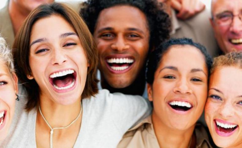أشخاص يضحكون