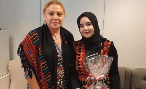 السفيرة ماري انطوانيت سيدين تكرم الطالبة المتفوقة فرح الغلبان