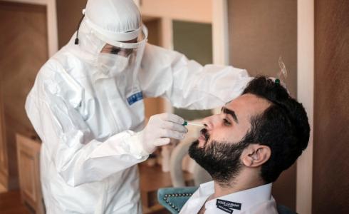 أخذ مسحات كورونا في غزة - ارشيف