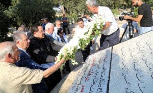 صيدم يضع اكليلاً من الورد على النصب التذكاري في مثوى شهداء الثورة الفلسطينية
