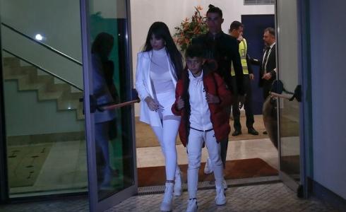 رونالدو يحتفل مع عائلته بلقب الدوري الإيطالي