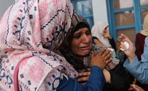 لاجئة فلسطينية عقب تلقيها قرارا بالفصل من الأونروا في غزة -ارشيف-