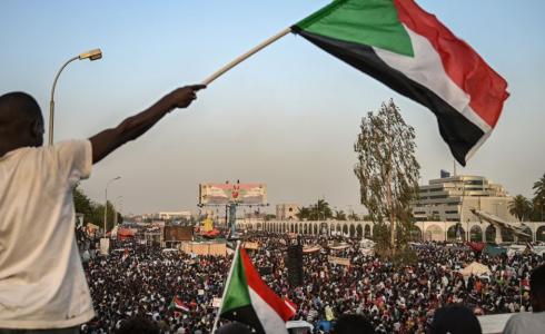 صورة أرشيفية توضح تجمع للشعب السوداني خلال ثورته