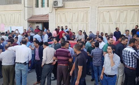 معلمون يعتصمون في الخليل احتجاجا على ضرب أحدهم