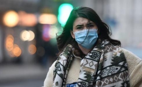 فتاة ترتدي كمامة